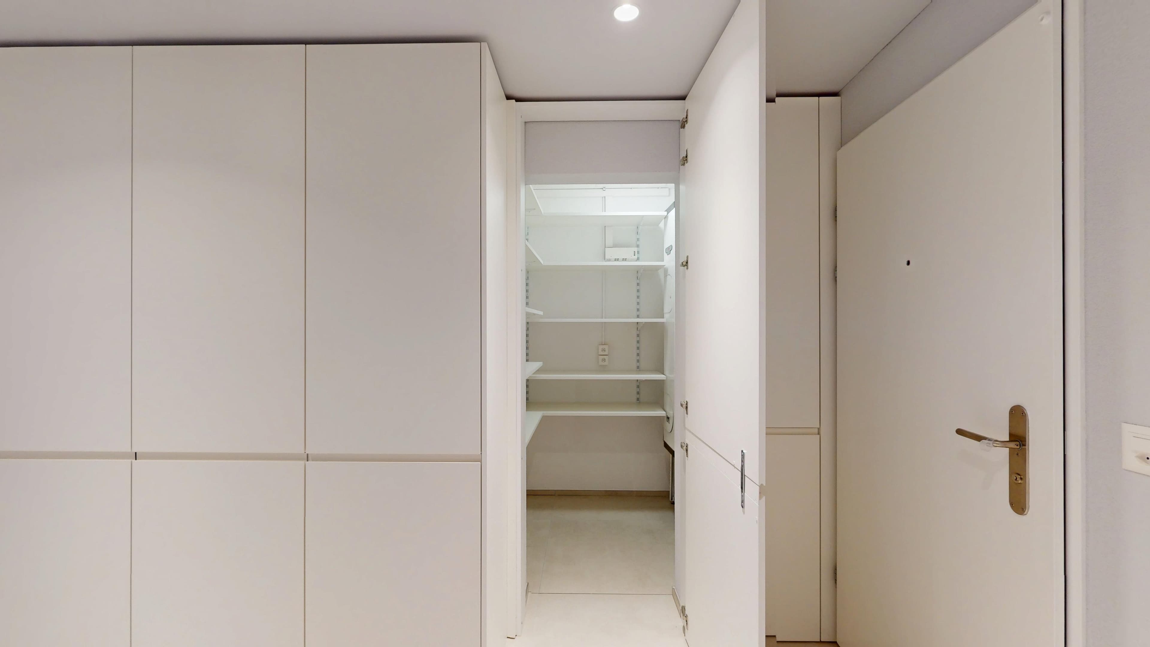 Eingangsbereich mit Einbauschrank in der umgebauten Wohnung an der Rigistrasse