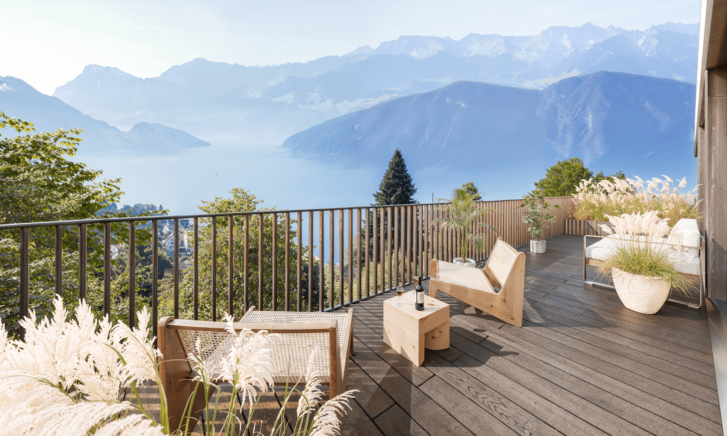 Terrasse mit Blick über den Vierwaldstättersee und die Berge