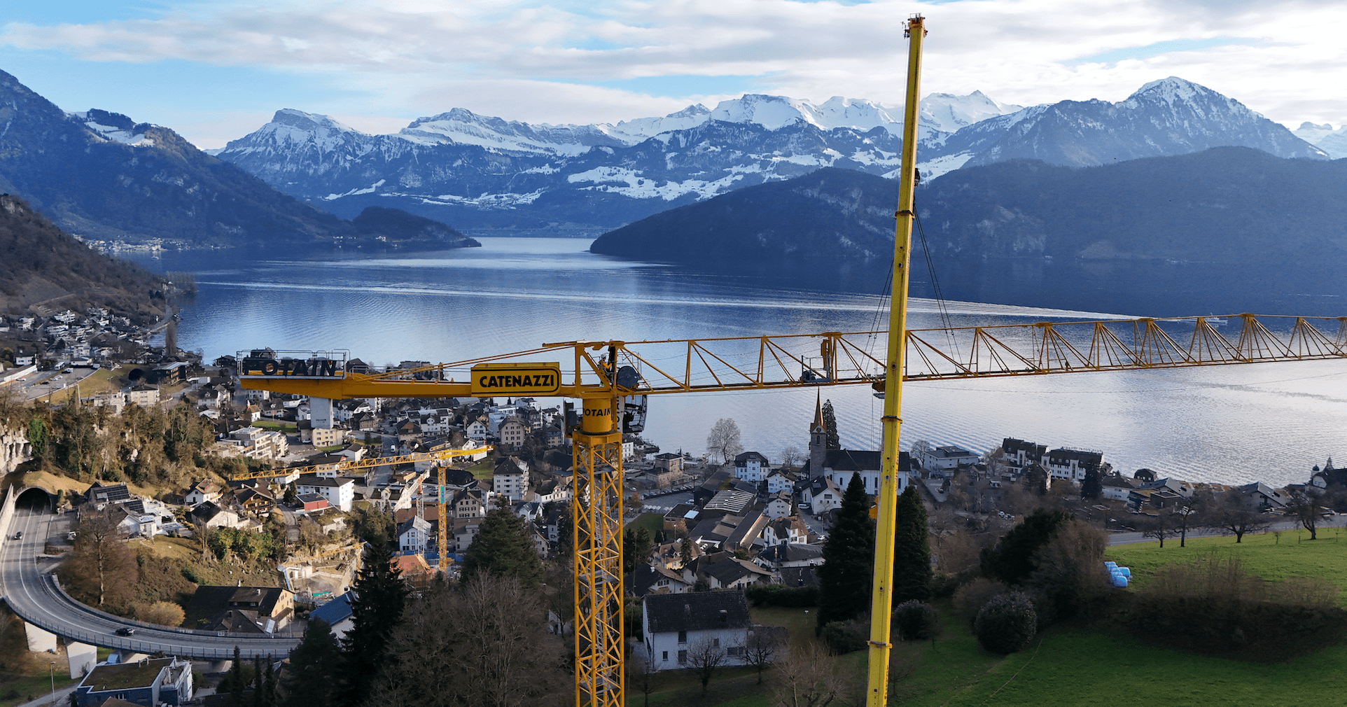 Baukran über Weggis mit dem Vierwaldstättersee und den Bergen im Hintergrund