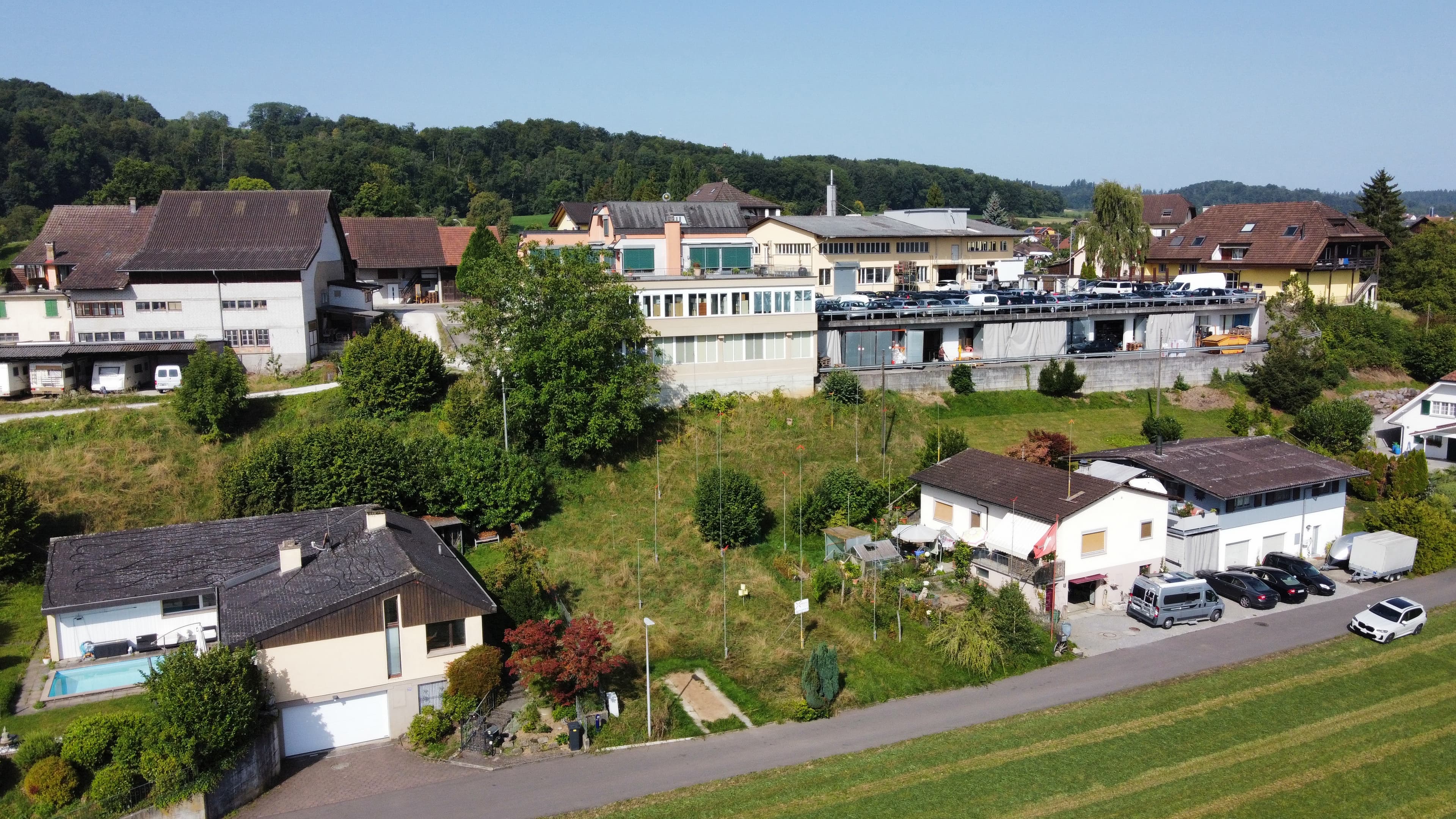 Drohnenaufnahme des Quartiers in Hallwil mit dem Baugrundstück