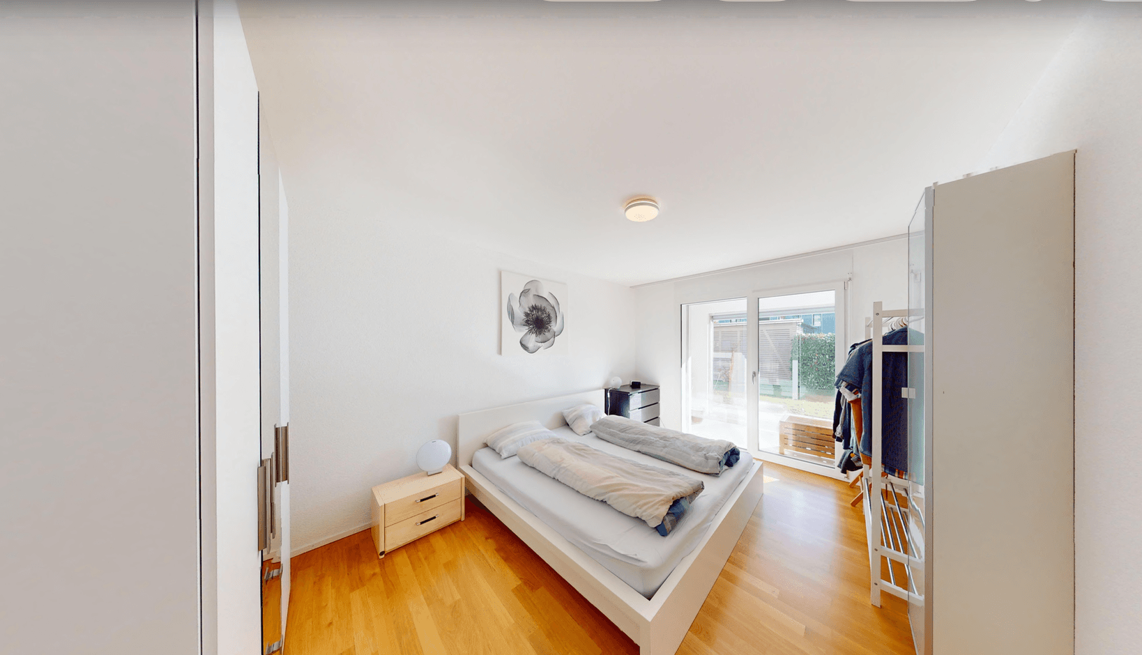Zimmer mit Parkettboden und Zugang zum Balkon in Rapperswil