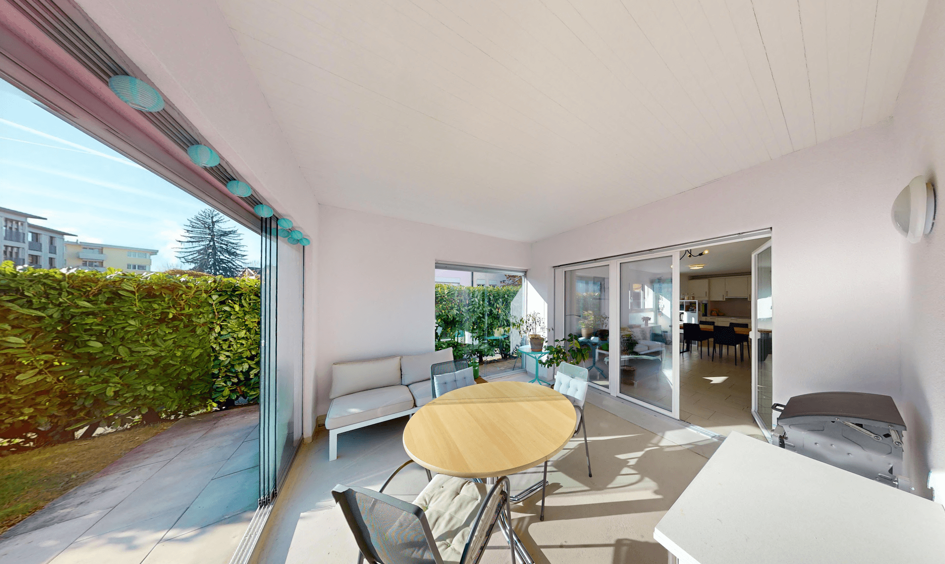 Wohnraum mit Terrassenzugang und Sitzplatz im Grünen