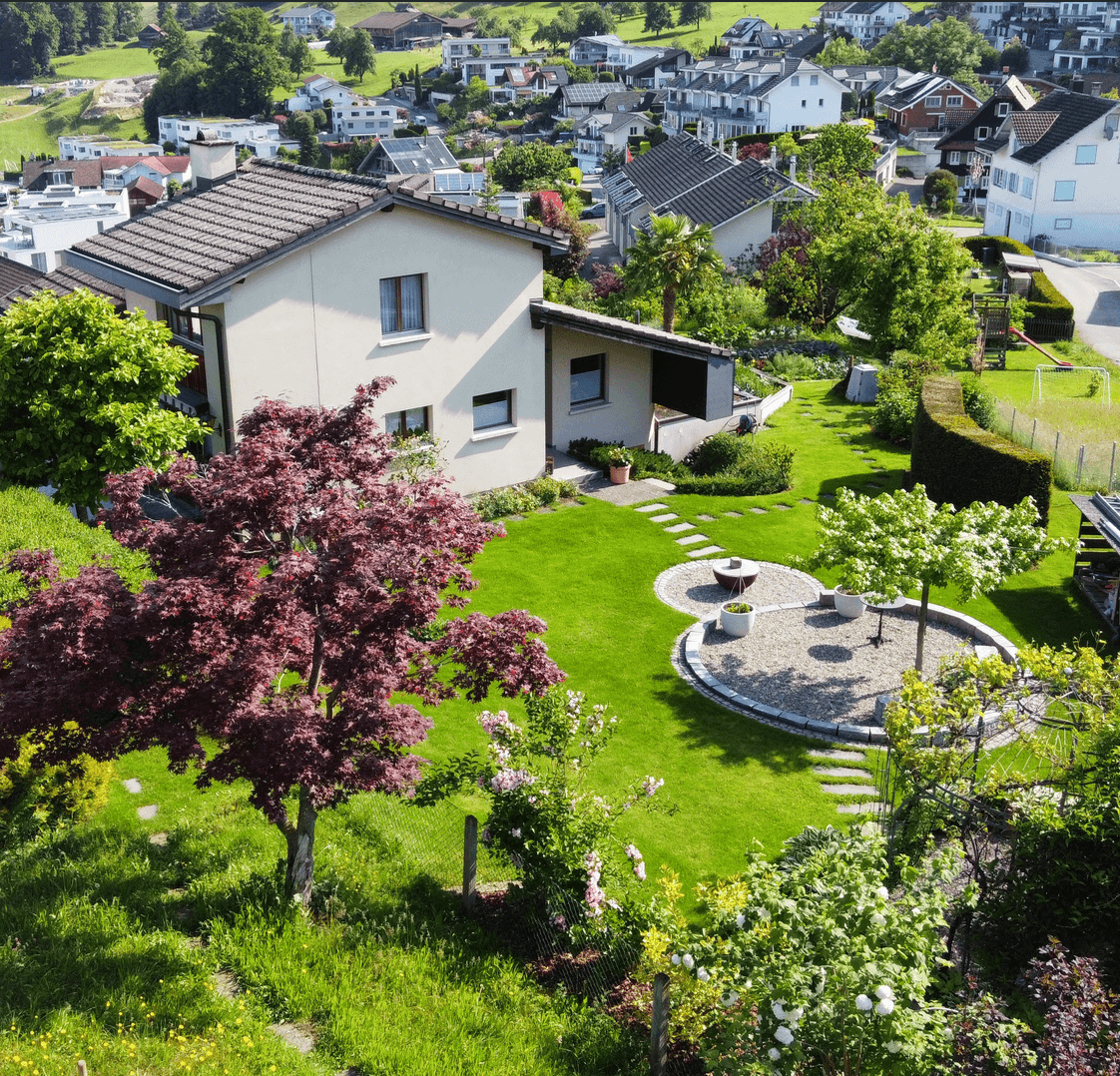 Einfamilienhaus mit gepflegtem Garten in Greppen von oben