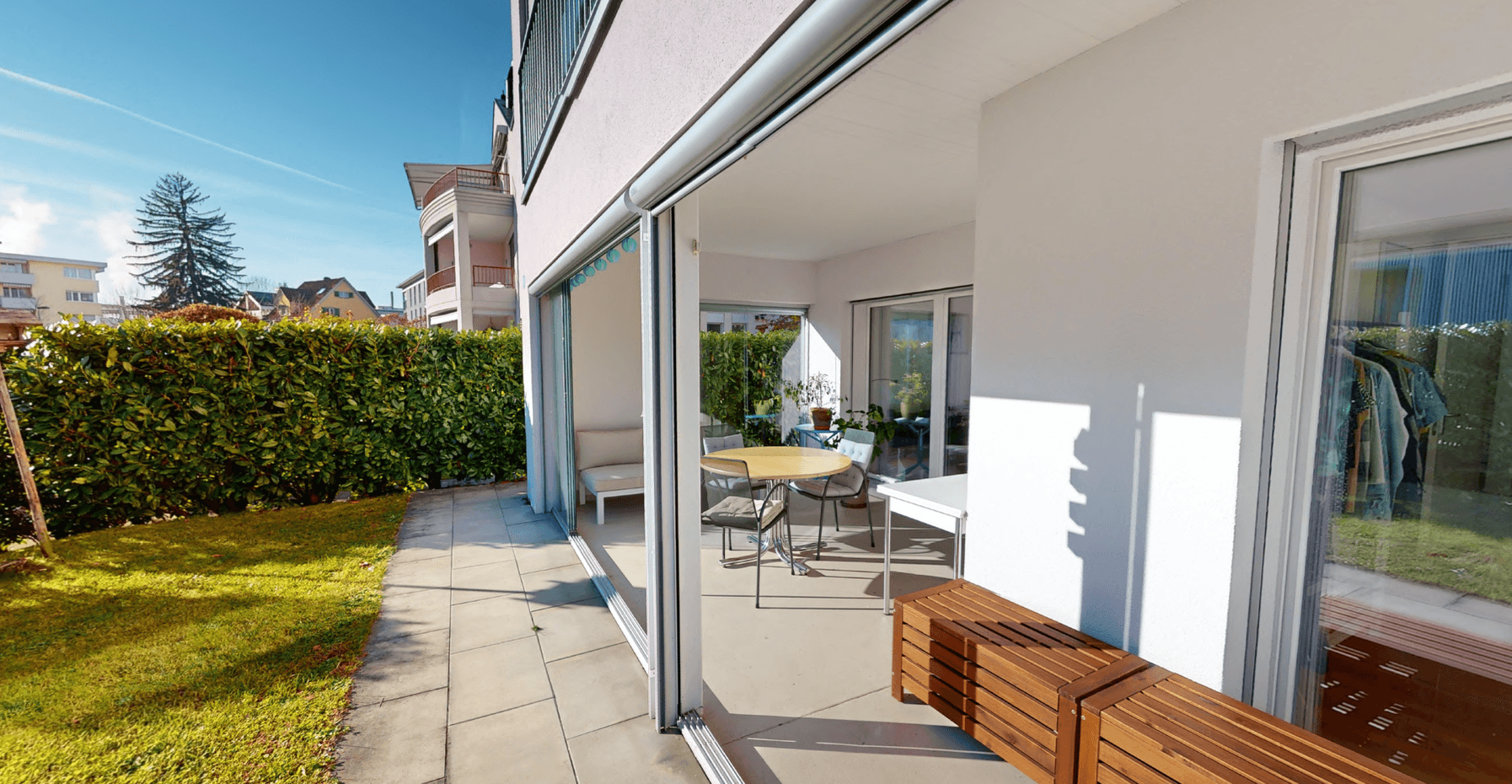 Terrasse mit Sitzplatz und Hecke bei einer Wohnung im Mehrfamilienhaus in Rapperswil