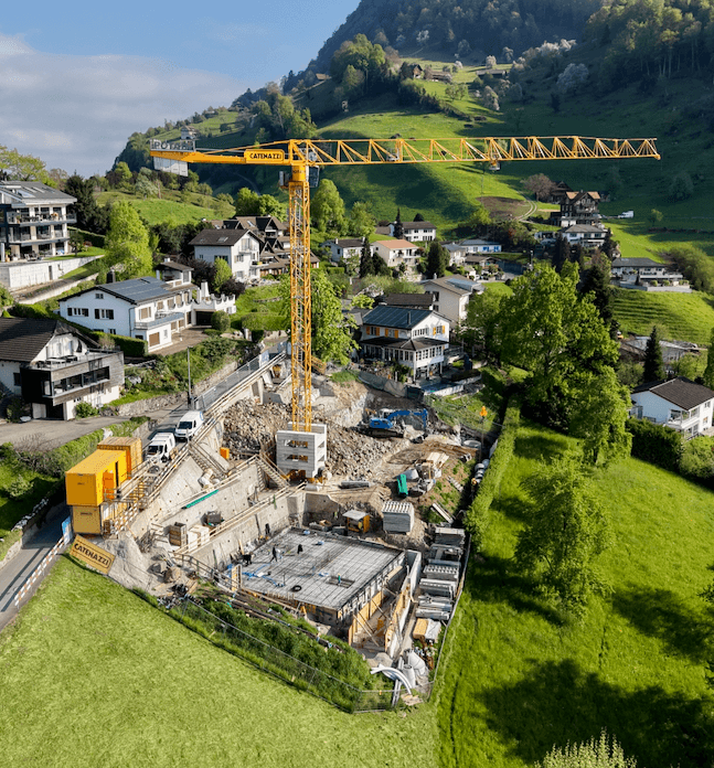 Baustelle mit Kran über den Dächern von Weggis am Vierwaldstättersee